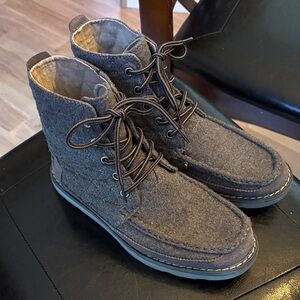 Tom’s grey lace up chukka boots